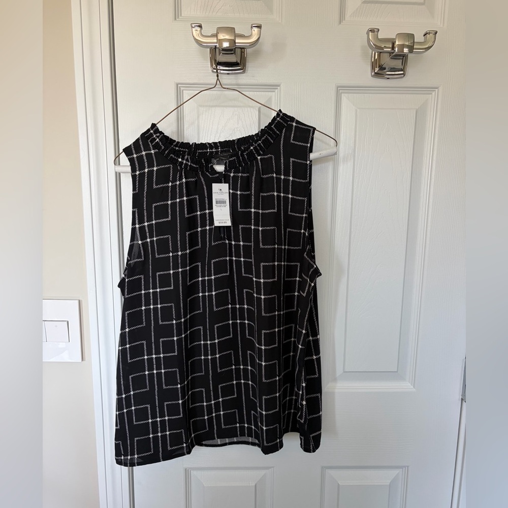 Ann Taylor Black Sleeveless Geometric Print Top - peep closure one button at top